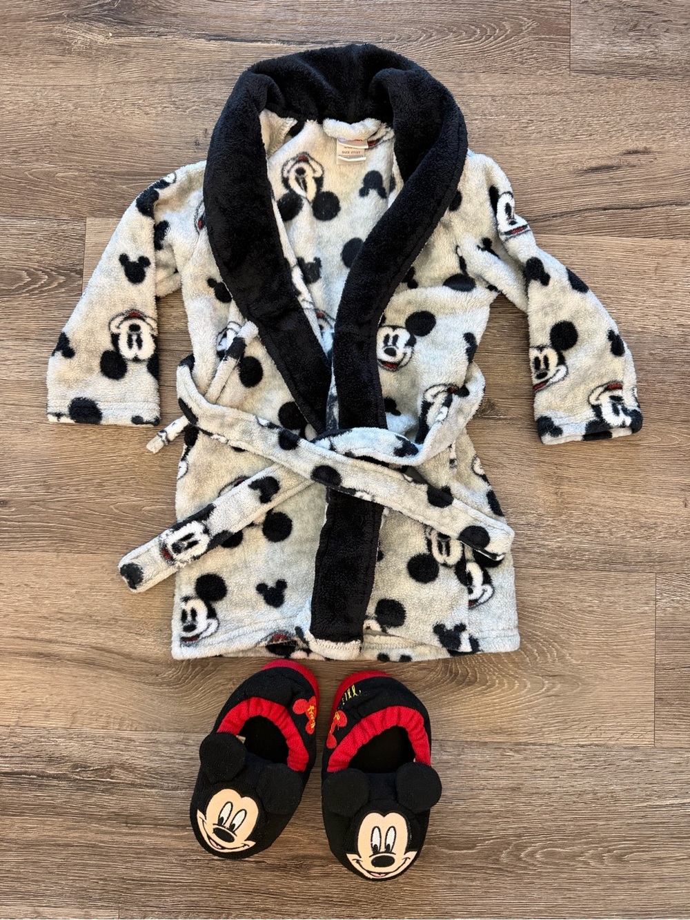 Disney Toddler 2T/3T, Mickey Mouse Black & Cream Plush Robe with Slippers